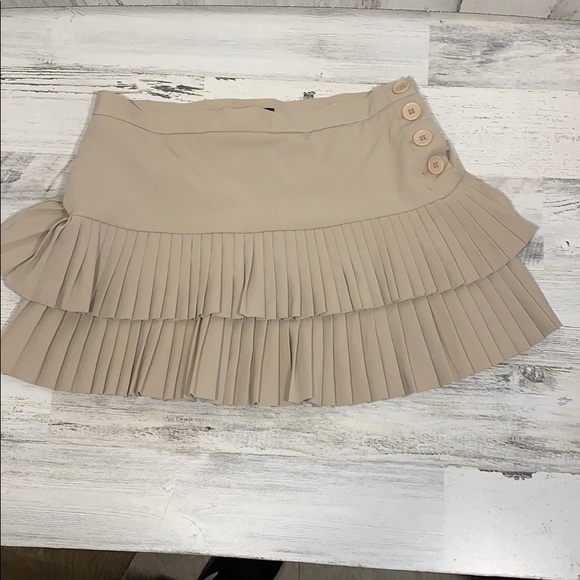 BCBGMaxAzria Dresses & Skirts - BCBGMAXAZRIA  RUFFLED SKIRT TAN SIZE 2